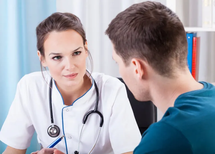 Врач консультирует пациента
